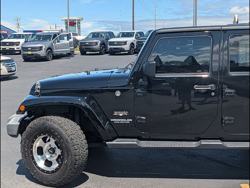 Used 2017 Jeep Wrangler Unlimited Sahara AWD/4WD image 10
