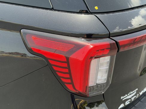 Used 2025 Ford Explorer Active RWD image 11