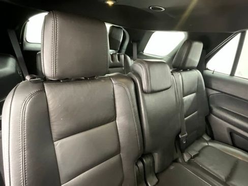 Used 2015 Ford Explorer XLT w/ Equipment Group 202A AWD/4WD image 14