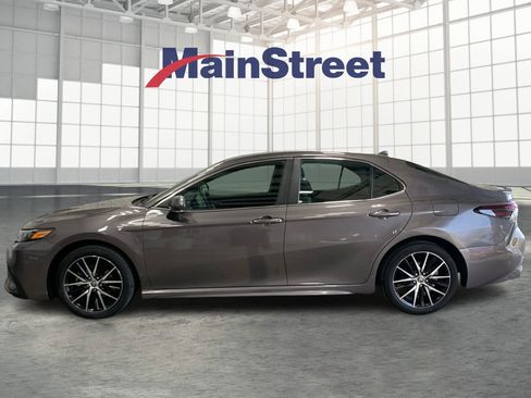 Used 2023 Toyota Camry SE image 2