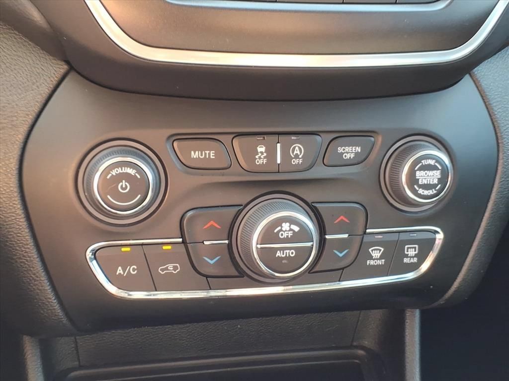 Used 2022 Jeep Cherokee Trailhawk w/ Comfort/Convenience Group AWD/4WD image 25