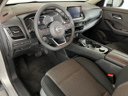 Used 2023 Nissan Rogue SV image 3