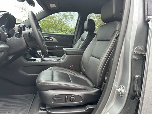 Certified 2023 Chevrolet Traverse LT FWD image 2