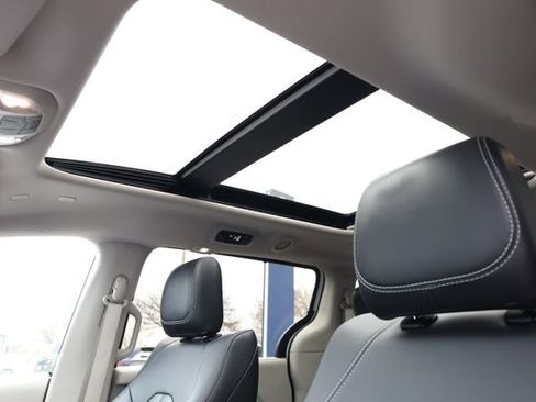 Used 2024 Chrysler Pacifica Touring-L image 21