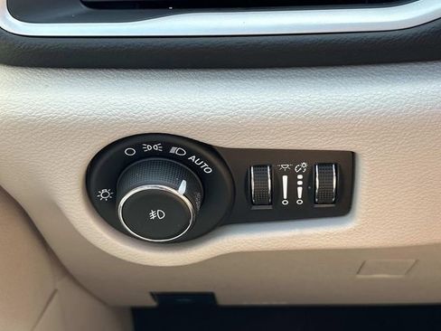 Used 2024 Chrysler Pacifica Touring-L FWD image 33