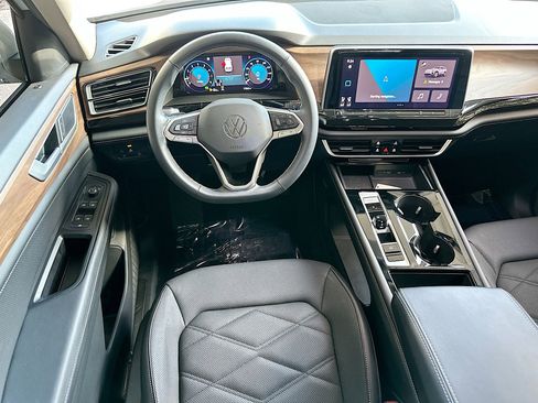 Used 2024 Volkswagen Atlas SE image 21