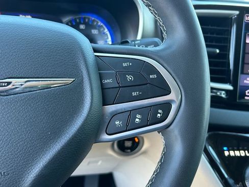 Used 2023 Chrysler Pacifica Touring-L FWD image 18