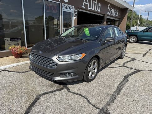 Used 2016 Ford Fusion SE FWD image 2