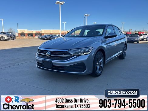 Used 2024 Volkswagen Jetta SE image 1