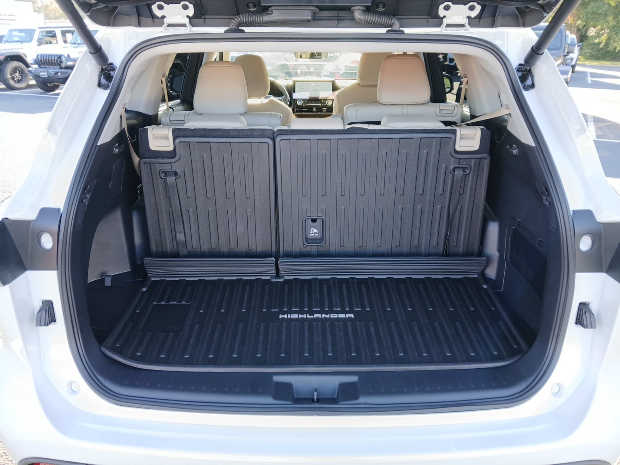 Used 2025 Toyota Highlander XLE FWD image 27