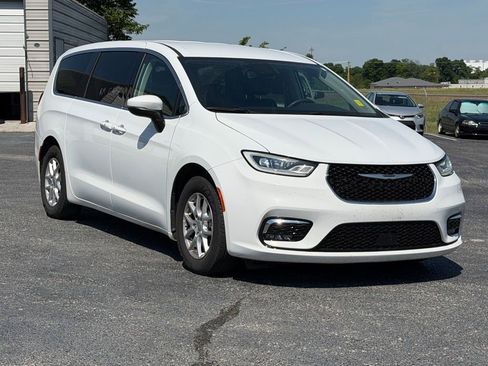 Used 2023 Chrysler Pacifica Touring-L FWD image 2