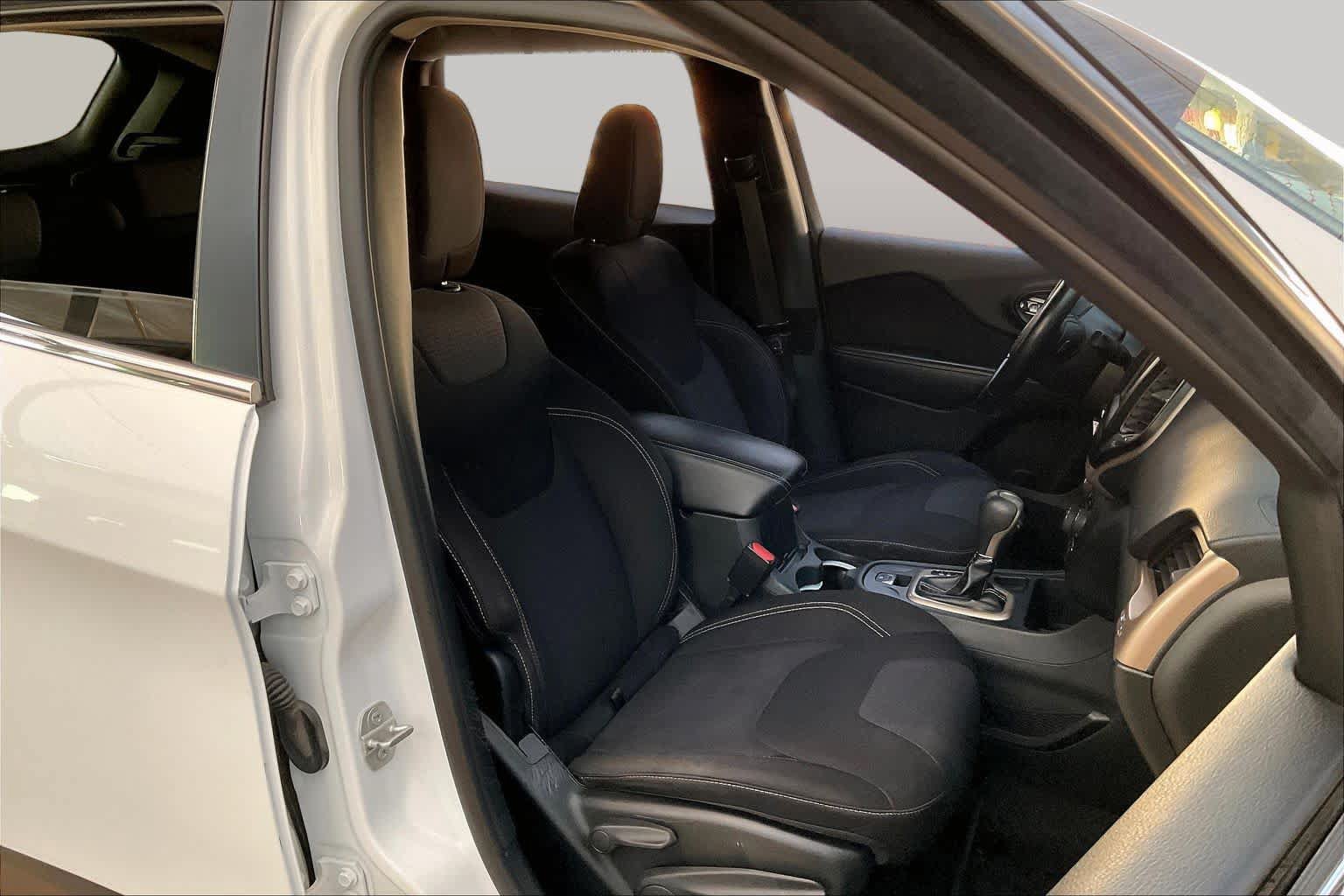 Used 2015 Jeep Cherokee Latitude FWD image 10