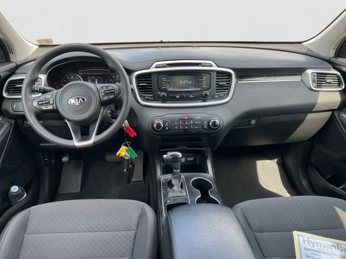Used 2017 Kia Sorento FWD image 12