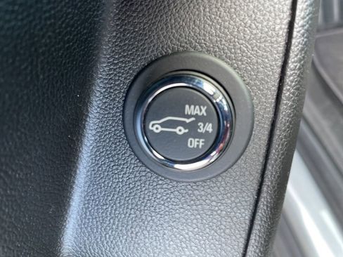 Used 2023 Chevrolet Traverse LT w/ Rear Camera Mirror Package image 28