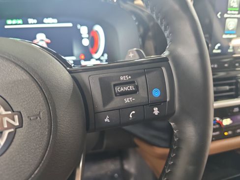 Used 2025 Nissan Pathfinder Platinum FWD image 18