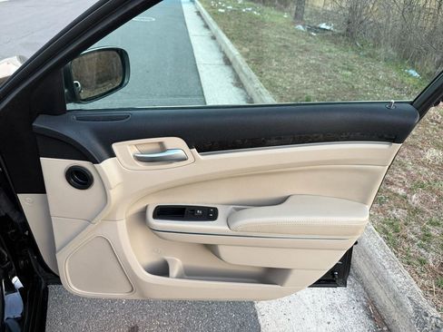 Used 2014 Chrysler 300 RWD image 21