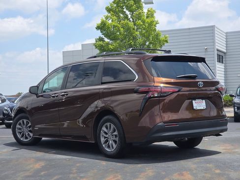 Used 2021 Toyota Sienna XLE FWD image 25