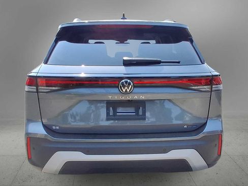 Used 2025 Volkswagen Tiguan SE AWD/4WD image 7