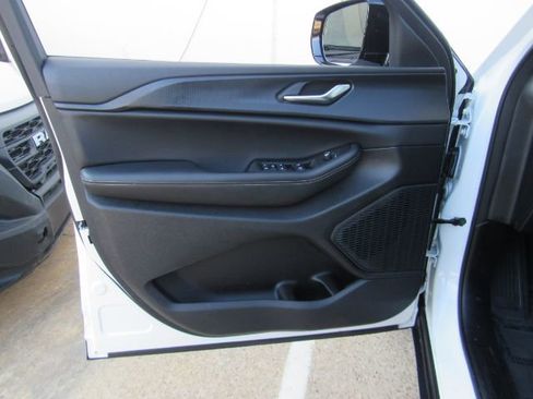 Used 2025 Jeep Grand Cherokee Altitude image 13