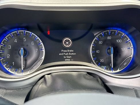 Used 2021 Chrysler Pacifica Touring-L w/ Uconnect Theater Family Group FWD image 8
