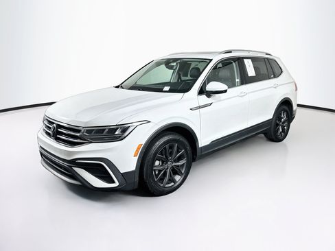 Used 2024 Volkswagen Tiguan SE w/ Panoramic Sunroof Package FWD image 3