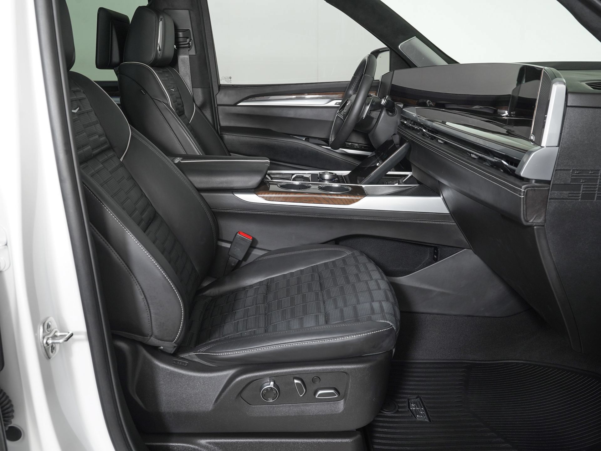 Used 2025 Cadillac Escalade Sport Platinum w/ LPO, ONYX Package AWD/4WD image 9