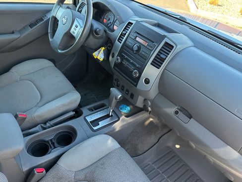 Used 2010 Nissan Frontier SE image 12