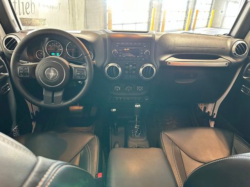 Used 2015 Jeep Wrangler Unlimited Sahara w/ Connectivity Group AWD/4WD image 6