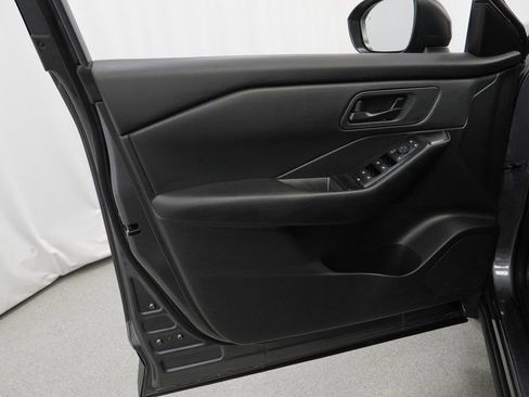 Used 2025 Nissan Rogue S image 34