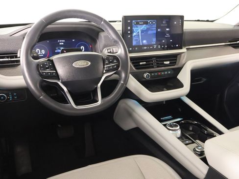 Used 2025 Ford Explorer Platinum w/ Ultimate Package AWD/4WD image 2