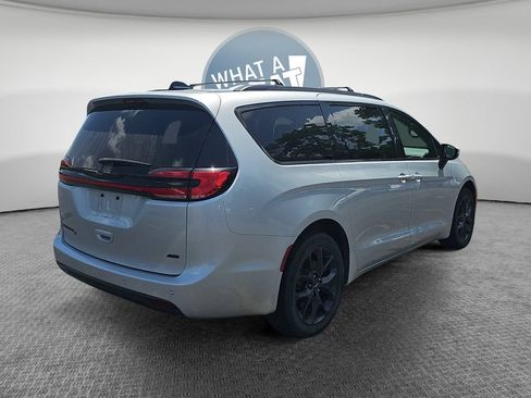 Used 2023 Chrysler Pacifica Touring-L w/ S Appearance Package AWD/4WD image 3