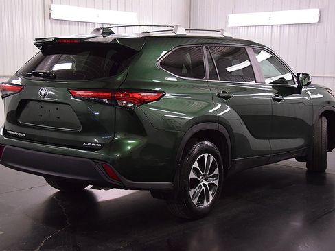 Used 2023 Toyota Highlander XLE image 7