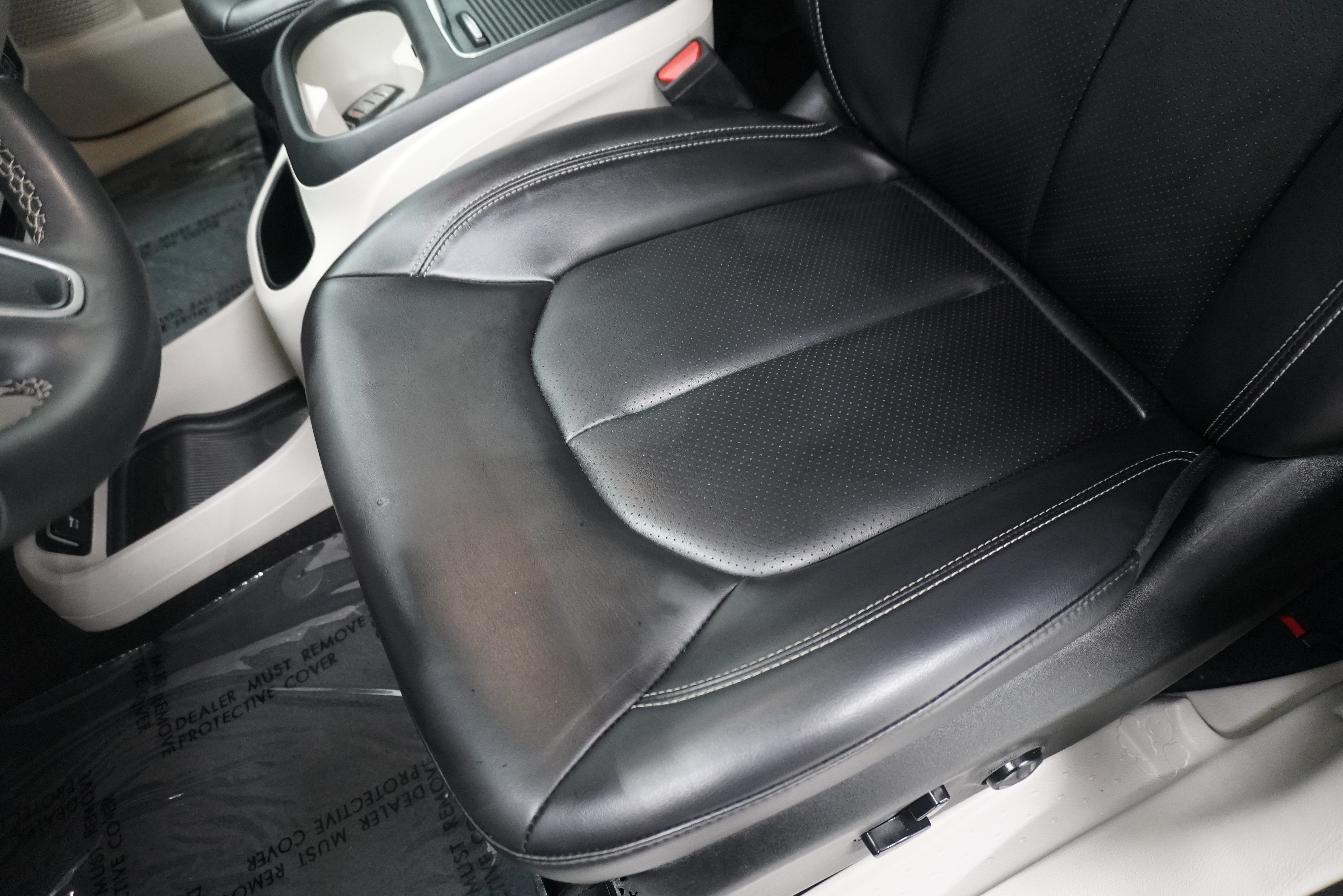 Used 2023 Chrysler Pacifica Touring-L FWD image 11