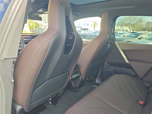 Used 2023 BMW iX xDrive50 w/ Sport Package image 10