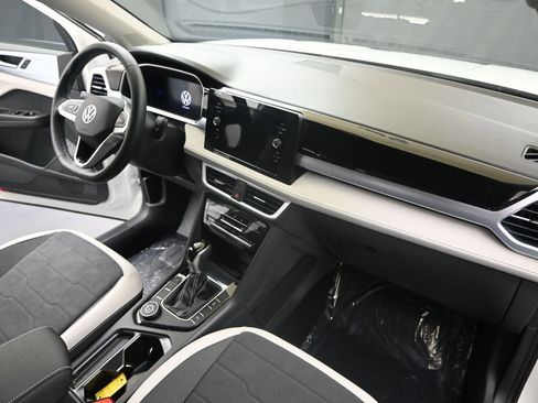 Used 2025 Volkswagen Taos SE image 4