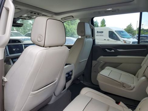 Used 2022 GMC Yukon XL Denali w/ Advanced Technology Package AWD/4WD image 9
