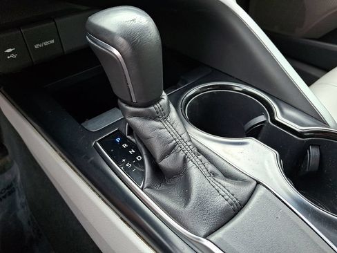 Used 2018 Toyota Camry SE w/ Convenience Package FWD image 16