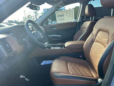 New 2025 Nissan Pathfinder Platinum w/ Black Appearance Package image 10