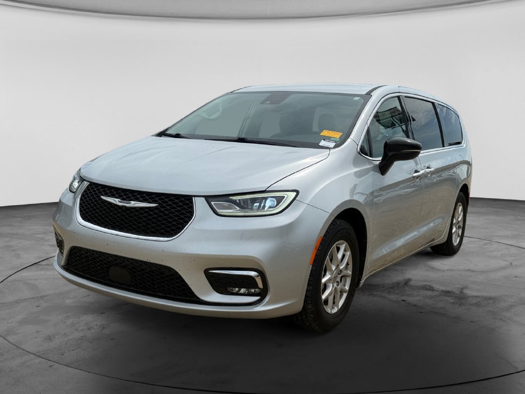 Used 2024 Chrysler Pacifica Touring-L FWD image 4
