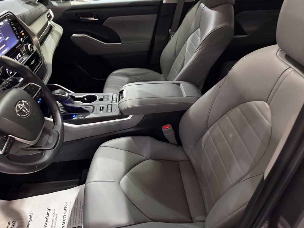 Used 2022 Toyota Highlander XLE AWD/4WD image 11