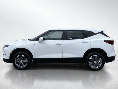 Used 2025 Chevrolet Blazer LT FWD image 2