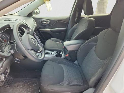 Used 2019 Jeep Cherokee Latitude w/ Popular Appearance Group AWD/4WD image 9