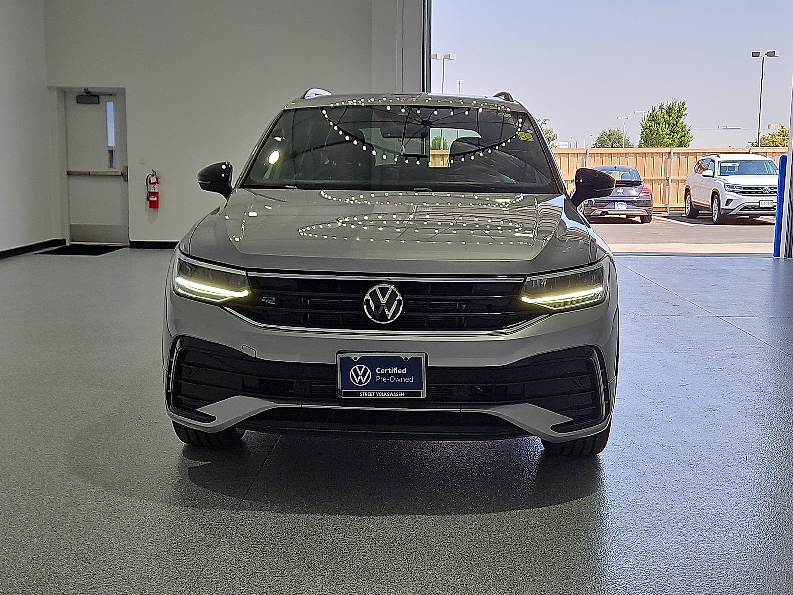 Used 2023 Volkswagen Tiguan SE R-Line FWD image 3
