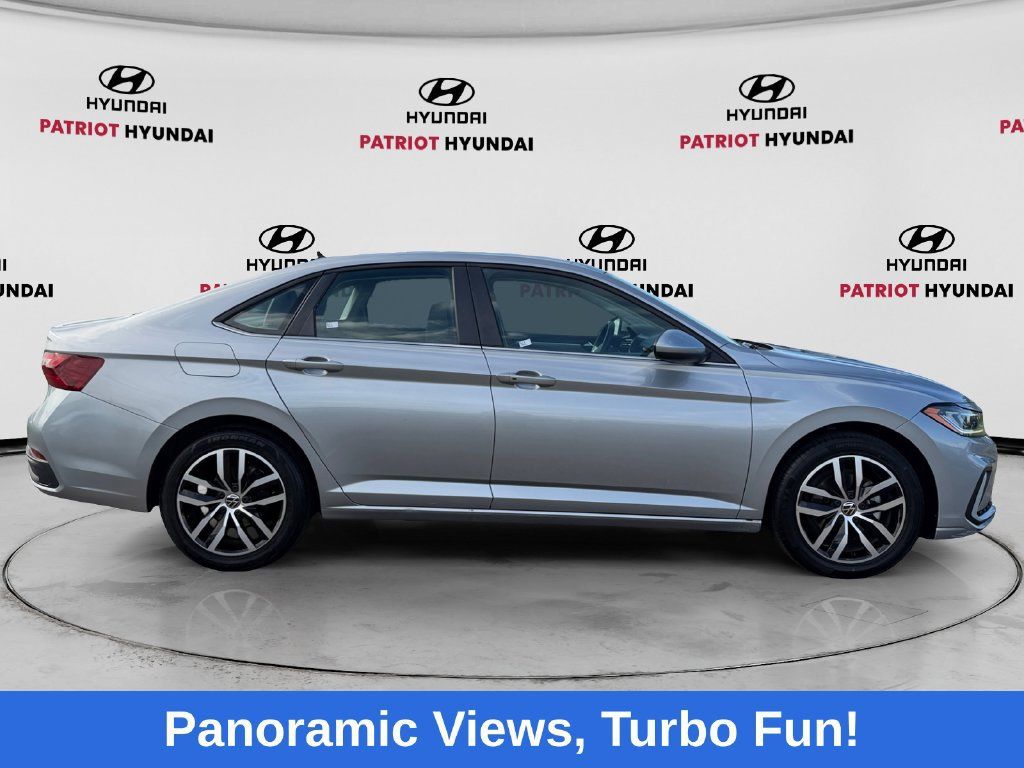 Used 2025 Volkswagen Jetta SE FWD image 2