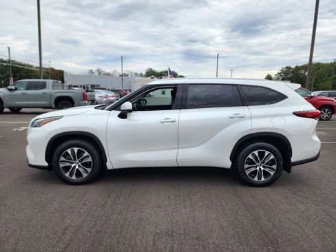Used 2022 Toyota Highlander XLE image 4