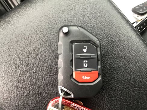 Used 2025 Jeep Gladiator Sport AWD/4WD image 28