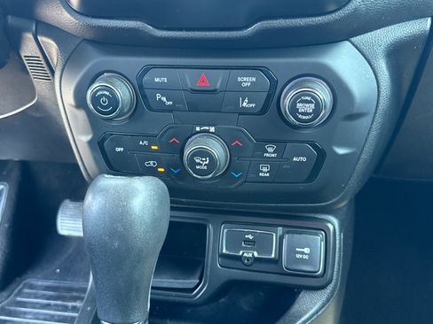 Used 2018 Jeep Renegade Latitude w/ Advanced Technology Group FWD image 11