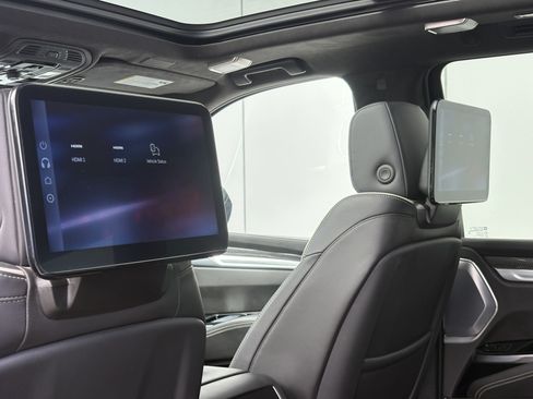 Certified 2025 Cadillac Escalade ESV V AWD/4WD image 15