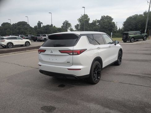 Used 2024 Mitsubishi Outlander SE Black Edition FWD image 3