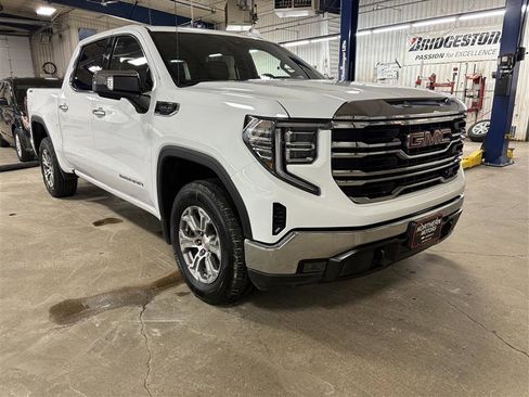 Used 2025 GMC Sierra 1500 SLT image 1